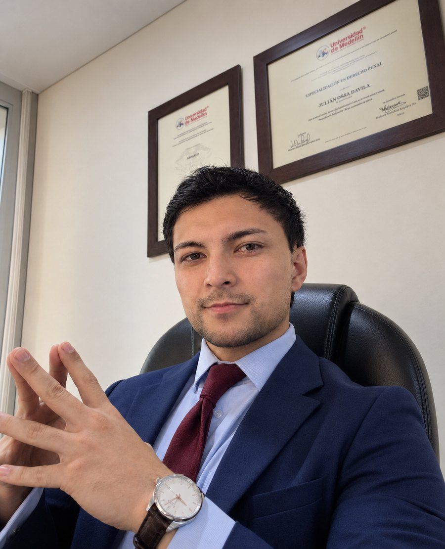Julián Ossa Dávila en su despacho